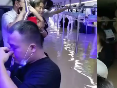 河南突发大暴雨，省会郑州成下水道直接瘫痪，地铁被淹没，同时还爆