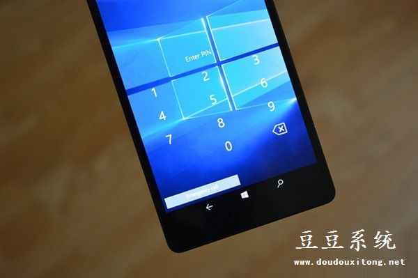 微软下架Lumia 950 XL旗舰手机因售罄并非硬件问题