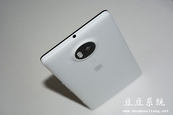 微软下架Lumia 950 XL旗舰手机因售罄并非硬件问题