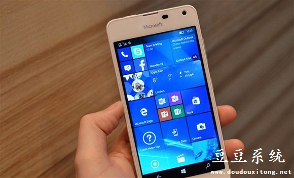 外媒评价微软底端手机Lumia 650外观设计没必要这么漂亮
