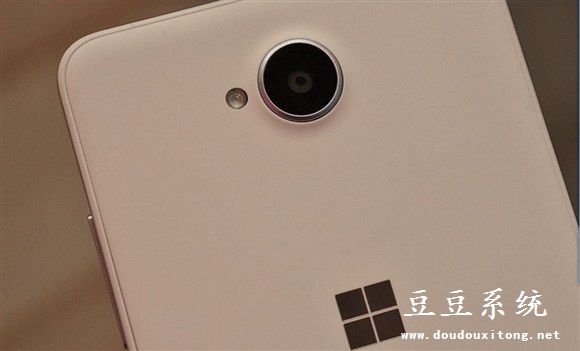 外媒评价微软底端手机Lumia 650外观设计没必要这么漂亮
