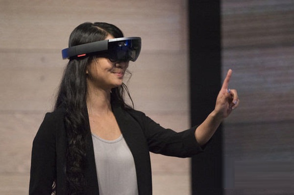 今可预订微软HoloLens 将于3月30日正式推出