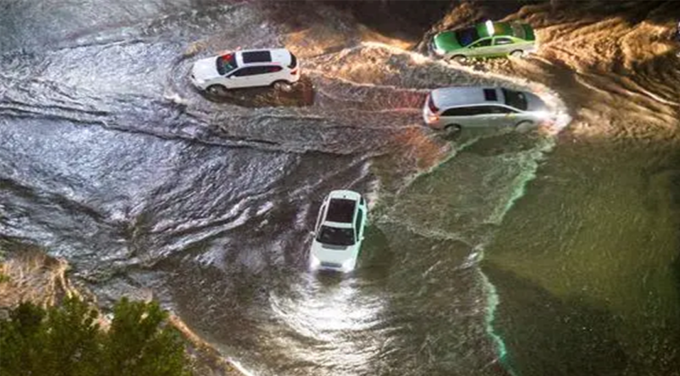 河南突发大暴雨，省会郑州成下水道直接瘫痪，地铁被淹没，同时还爆发山洪、泥石流