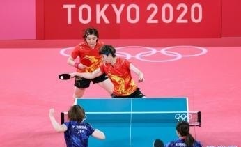 中国队选手陈梦（上左）/王曼昱（上右）在比赛中