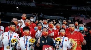 中国队教练李隼（前排右一），选手陈梦（前排右二）、孙颖莎（前排左二）、王曼昱（前排左一）和中国乒协主席刘国梁（前排右三）等在颁奖仪式后合影。